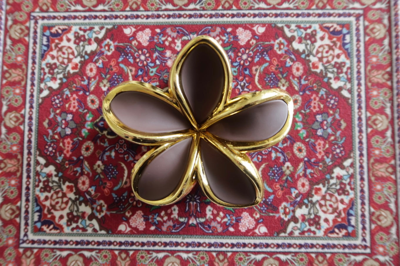 Pince à fleur marron foncé